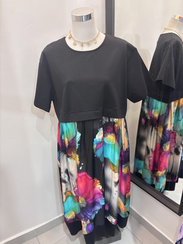 Robe Eclat Floral : Élégance contemporaine & touche artistique