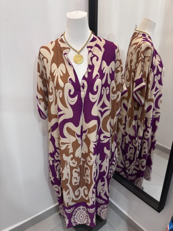 "Chic et Confort : Robe aux Motifs Baroques Modernes"